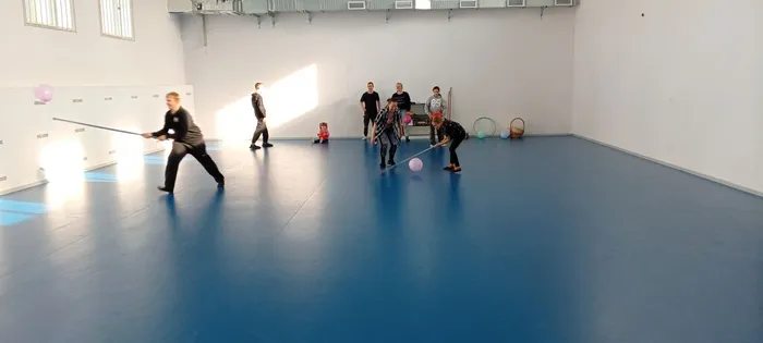 На фото фрагмент спортивно - игровой программы Мама, папа, я - спортивная семья (3)