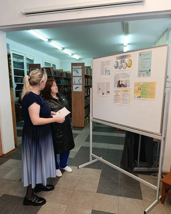 Читательница Городской библиотеки во время прослушивания профилактической беседы о суициде