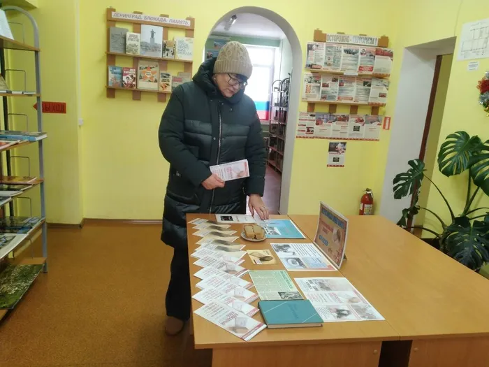 Читатели у выставки