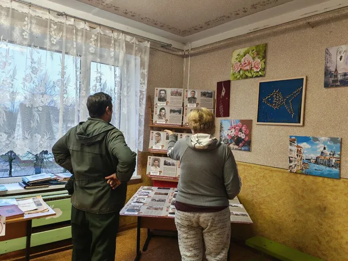 на фото посетители выставки (1)