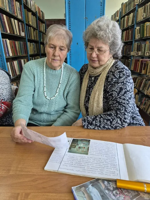 Просматривают фото давних лет (1)