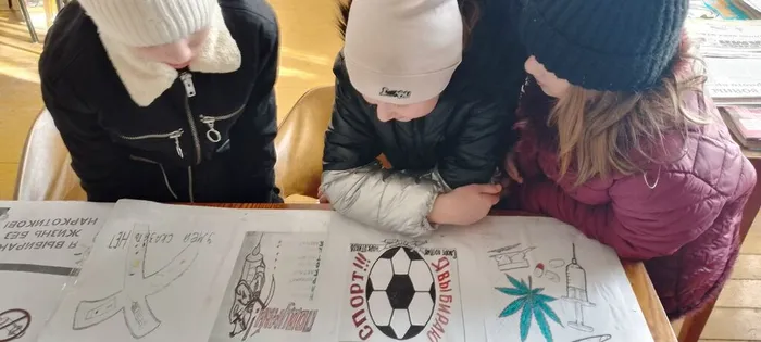 на фото посетители библиотеки