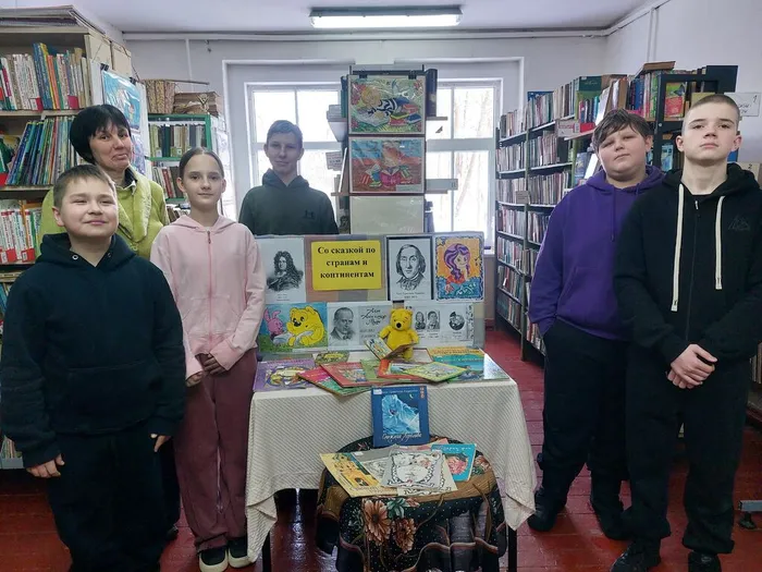 На фотографии участники литературного путешествия Со сказкой по странам и континентам