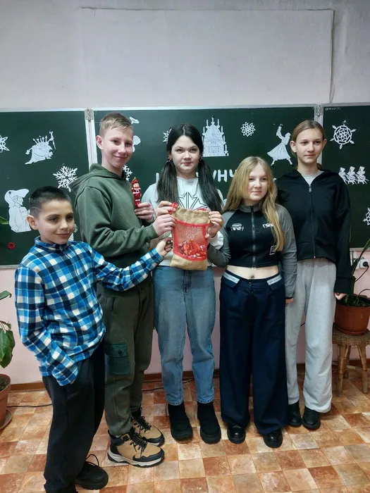 На фотографии  участники награждены сладкими призами. Лучший участник КВЕСТА был награждён фигуркой Щелкунчика