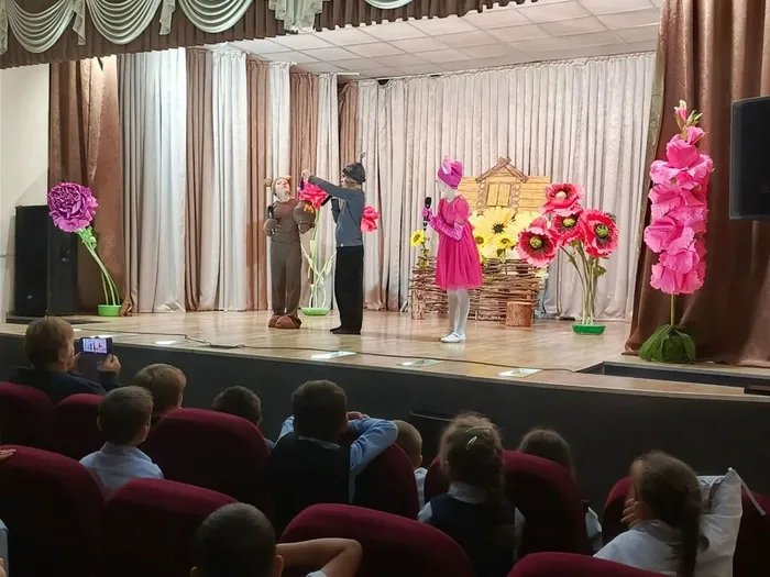 на фото фрагмент спектакля