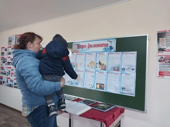 на фотографии посетитель библиотеки (5)