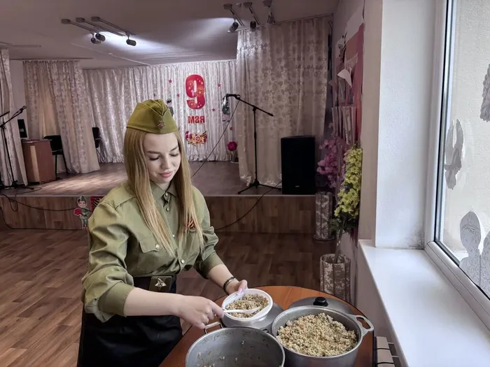 На фото раздача каши