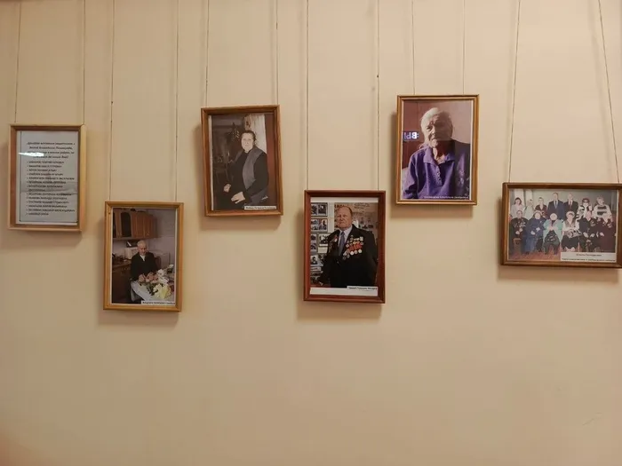 на фото выставка посвящённая блокадникам нашего района