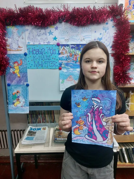 На фотографии Сульските Виктория с работой Снегурочка