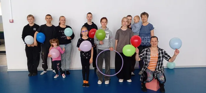 На фото фрагмент спортивно - игровой программы Мама, папа, я - спортивная семья (1)