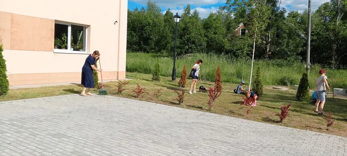 На фото участники субботника активно работают на прилегающей территории нашего Центра Культуры (1)