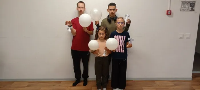 На фото участники акции «Белые шары памяти Беслан — мы помним» (1)