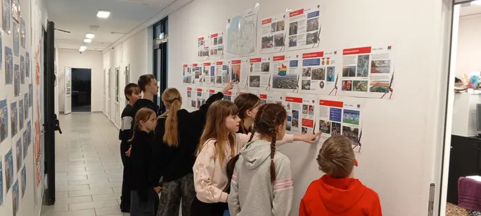 На фото выставка Родина начинается здесь и её первые посетители