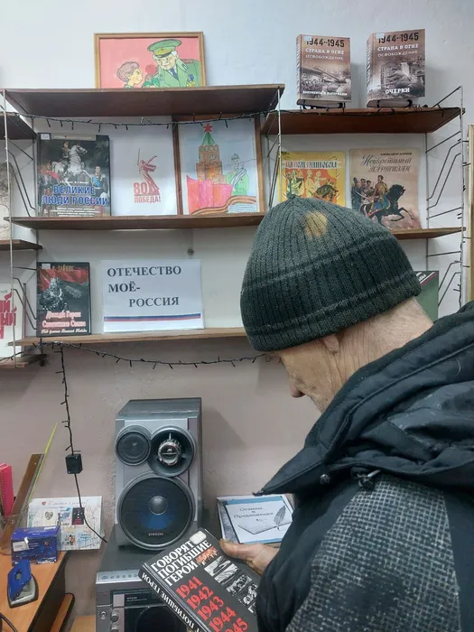 На фотографии знакомство с содержанием книги Говорят погибшие герои