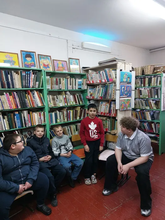 На фотографии чтение стихотворения о книге юным читателем Машкович Т.