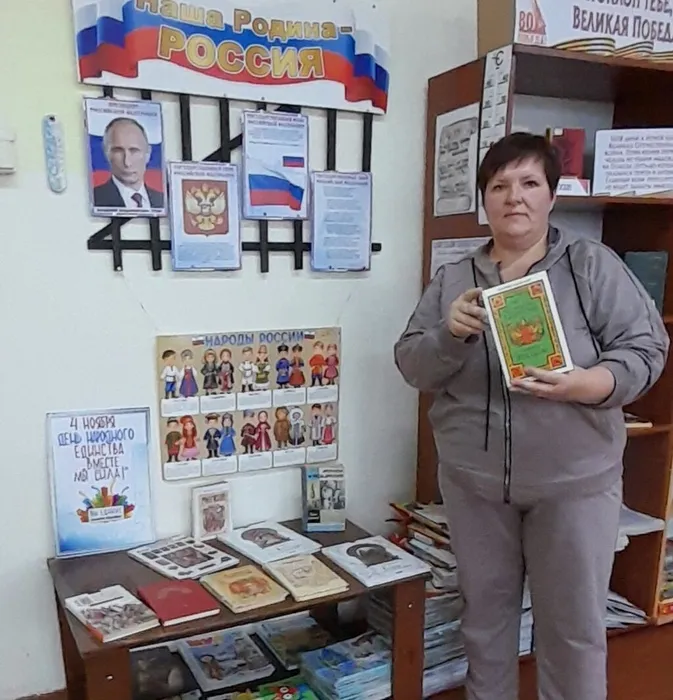 Выбор книги из книжной выставки к праздничной дате