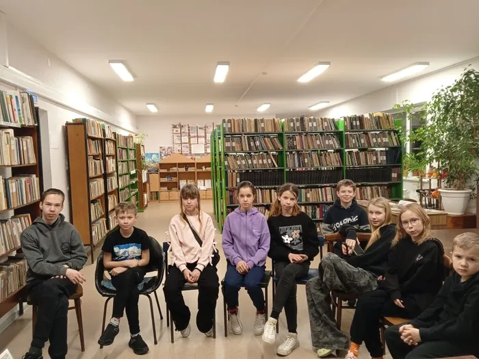 на фотографии участники литературного часа (2)