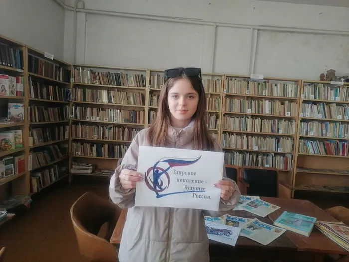 на фото посетитель библиотеки