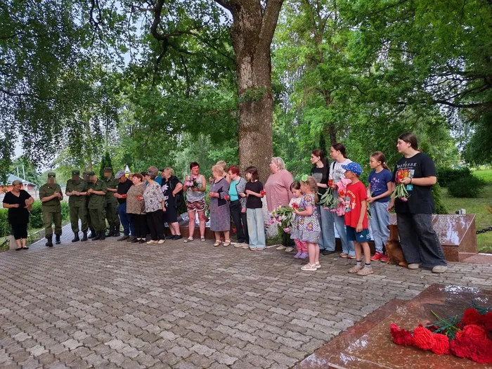 На фото участники акции (2)