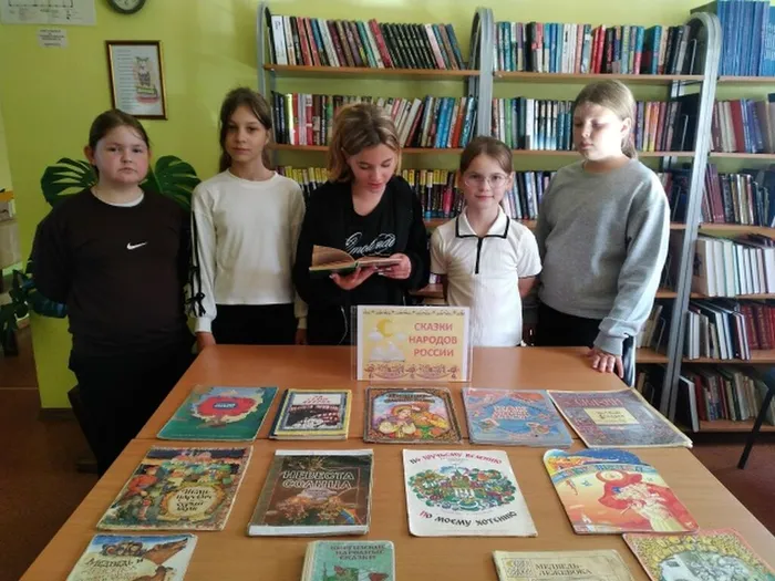 Яна читает русскую народную сказку Ведьма и солнцева сестра.