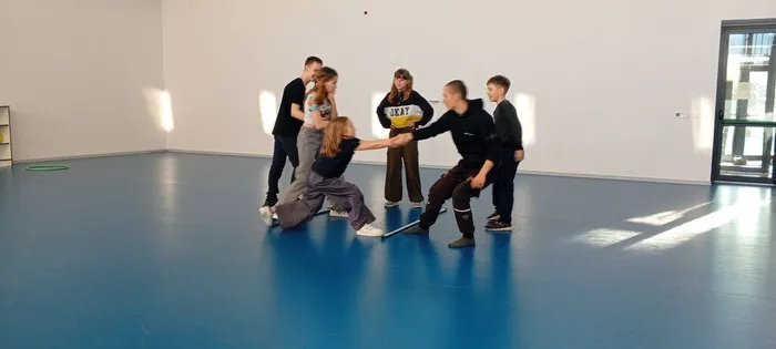 на фотографии участники игровой программы (2)