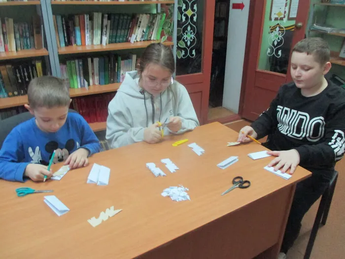 Ребята вырезают узоры