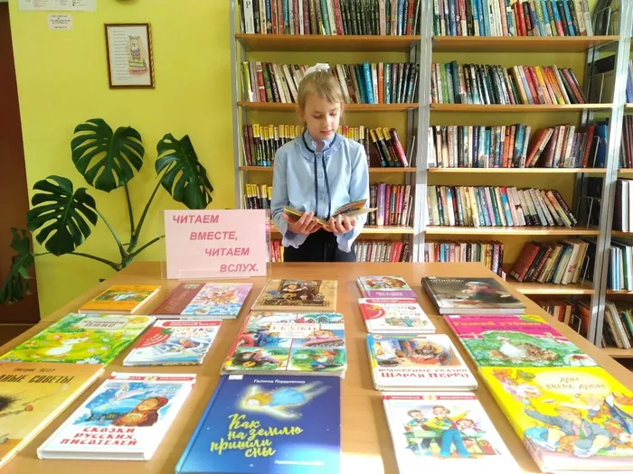 Катя читает сказкуМуха цокотуха