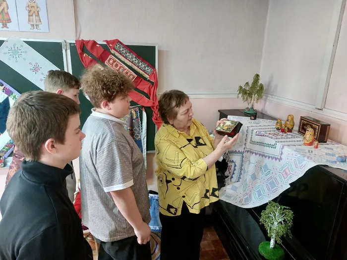 На фотографии заведующая отделом музеея Комарова Н.В. знакомит с выставкой декоративно-прикладного искусства -лаковой миниатюрой