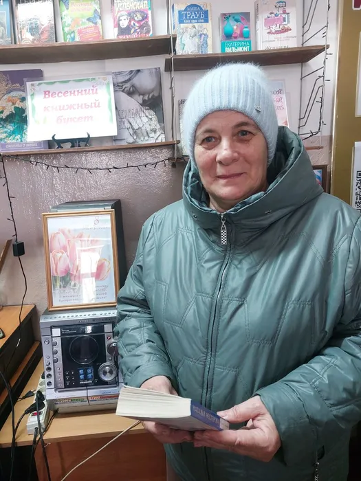 На фотографии Денисова Н.И. знакомится с художественной литературой современных писателей