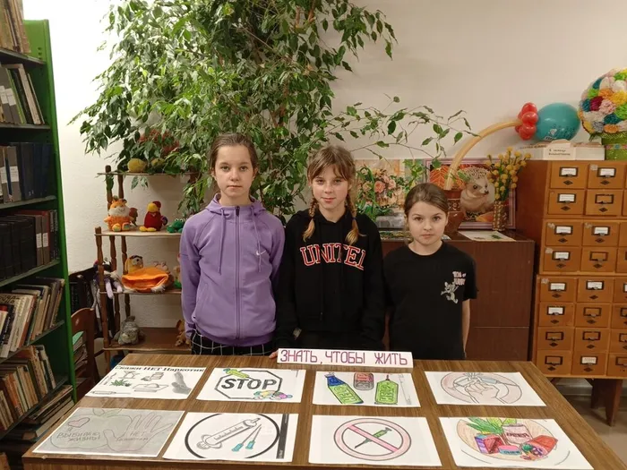 на фото посетители библиотеки у выставки рисунков (1)