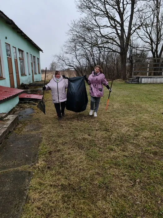 на фотографии участники субботника