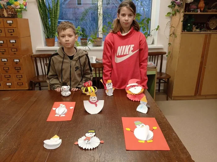 на фотографии ребята с готовыми работами (2)