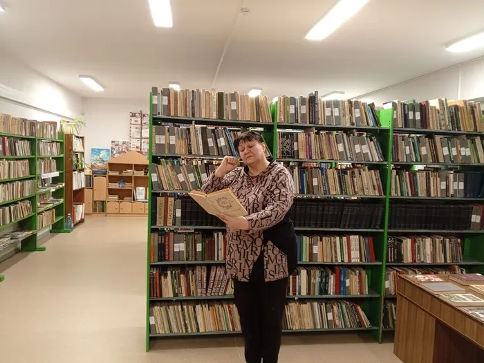 на фото посетитель библиотеки читает стихи (1)