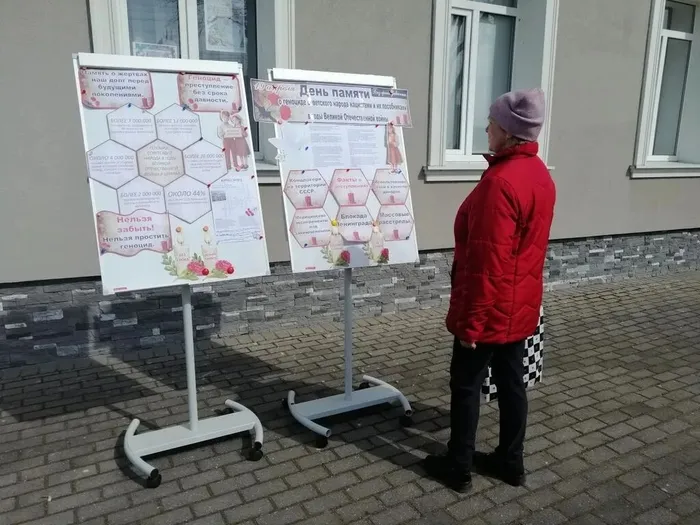 на фотографии жительница нашего города у информационного стенда