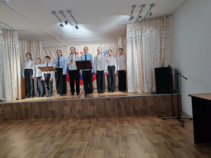 на фото участники детского коллектива Росинка