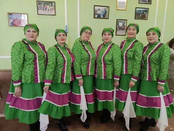 на фото танцевальный коллектив Рябинушки