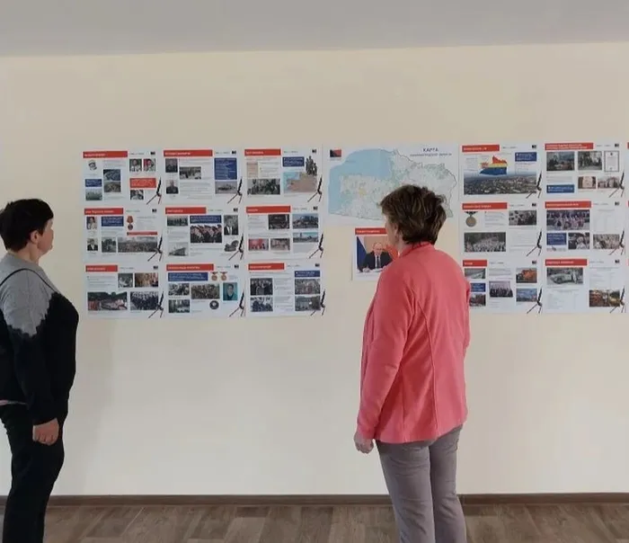 на фотографии посетители выставки