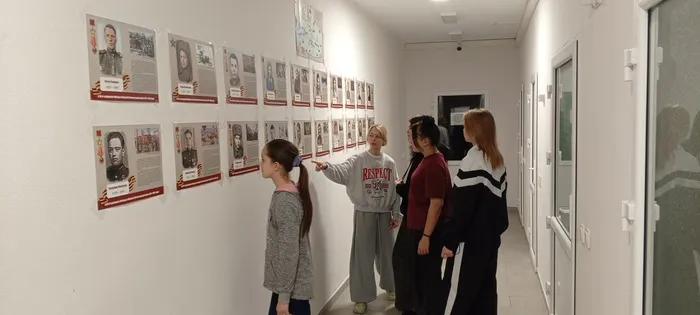 на фотографии первые посетители выставки (2)