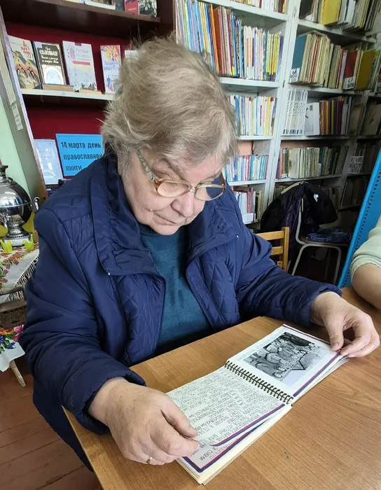 Знакомятся с документами.