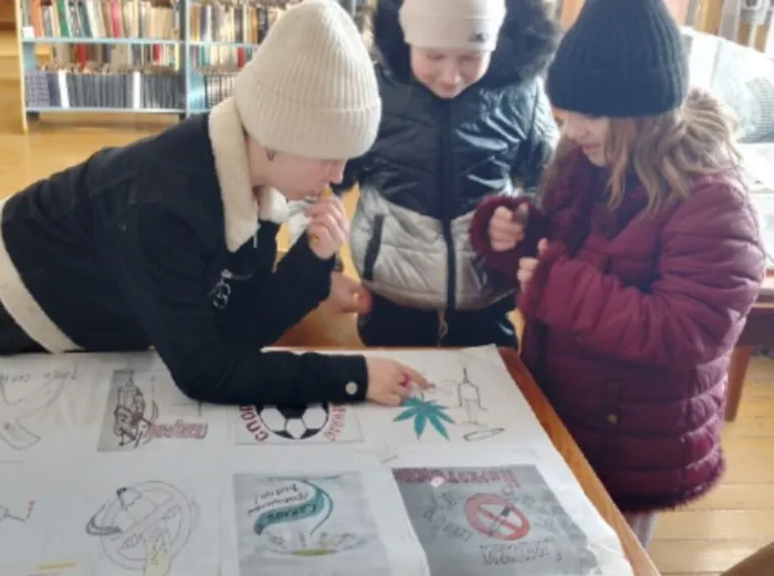 на фотографии посетители библиотеки