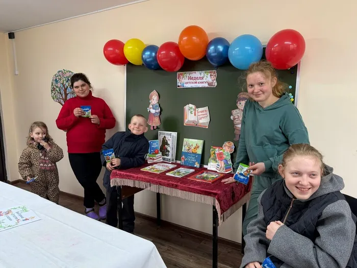 на фотографии посетители библиотеки (1)