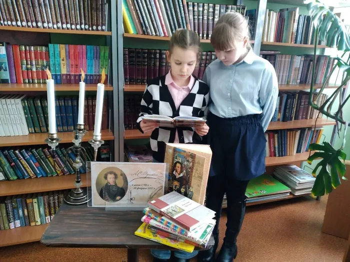 Сказку Пушкина читают Арина и Маргарита