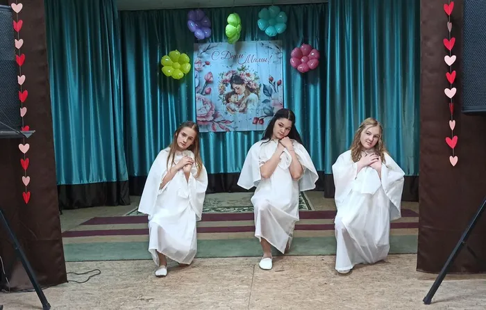 на фотографии творчесикй коллектив Дома культуры