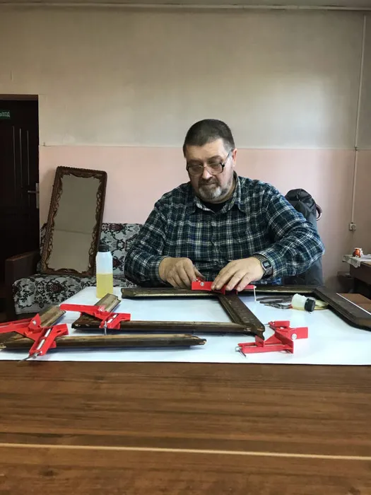 Анатолий Анатольевич Комаров за работой.jpg