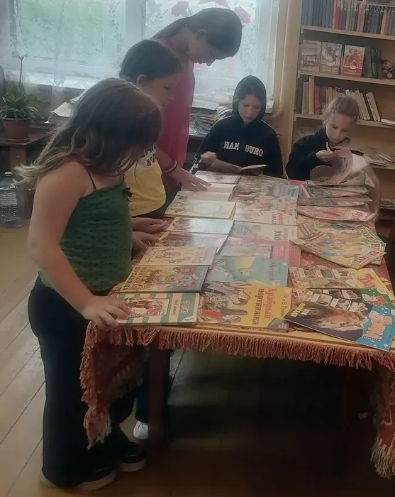 ребята знакомятся с новинками