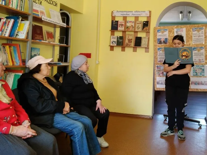 Кристина читает стихотворение ТЫ не сирота Гафура Гуляма.