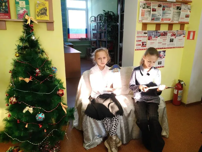 Девочки читают сказку