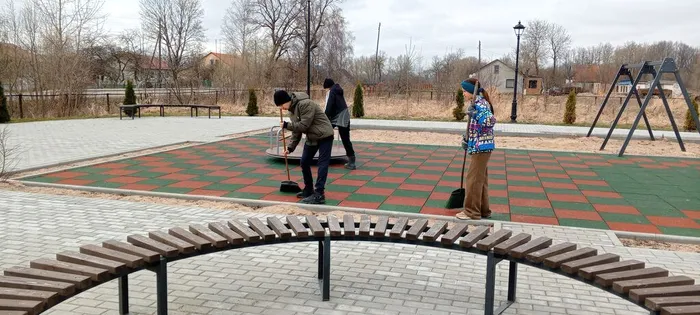 на фотографии сотрудники учреждения убирают территорию  (1)