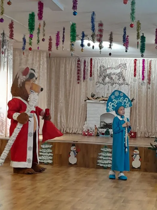 На фото фрагменты театрализованно - игрового представления Новогодняя сказка (4)