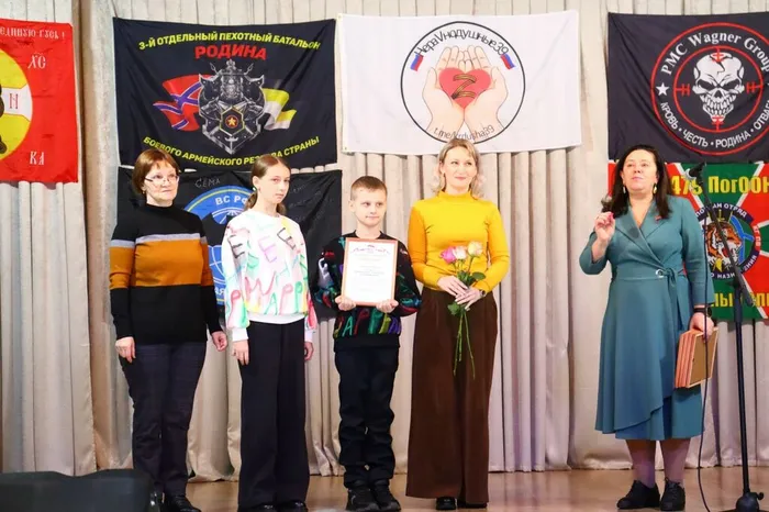 на фотографии награждение семьи волонтеров